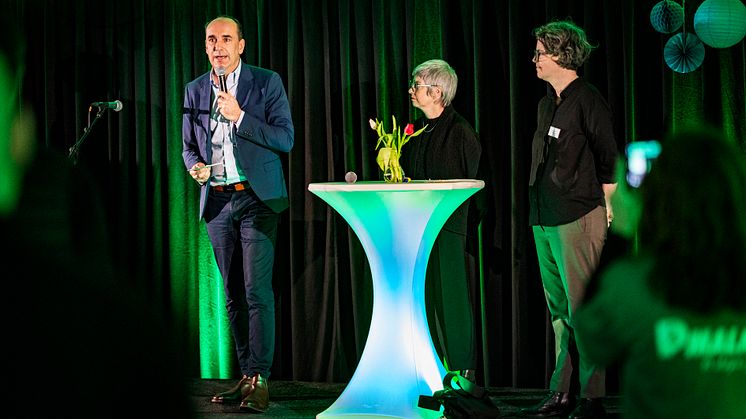 Almir Hodzic, VD Parkering Malmö, Petra Jenning, arkitekt från Fojab samt Sofia Hedén, miljökommunalråd i Malmö inviger Mobilitetshuset Hyllieäng.