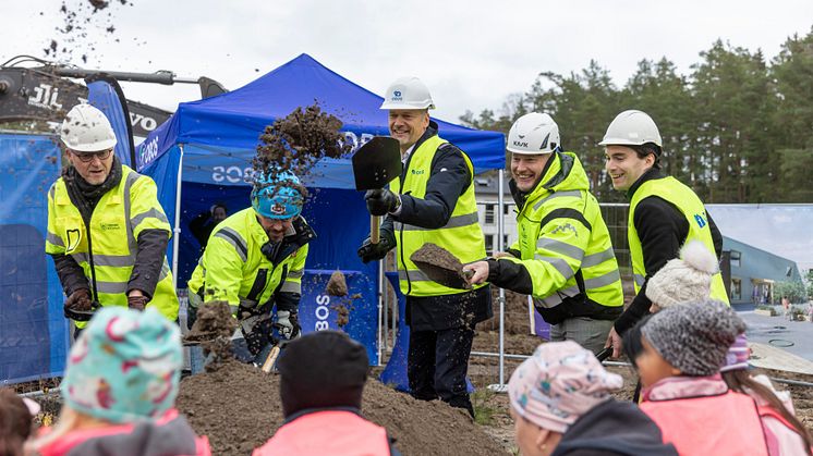 Joakim Henriksson, vd OBOS Sverige (mitten), tillsammans med representanter från Uppsala kommun och HMB. Foto: Tim Meier