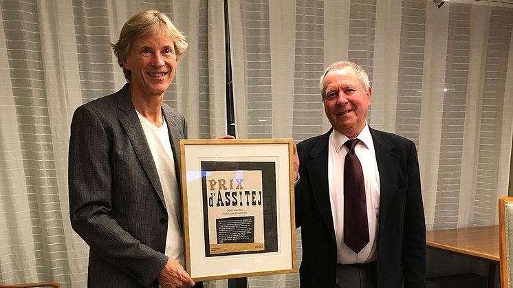 Michael Cocke, ordförande för Svenska Assitej, lämnar över priset till Stanislav Brosowski. Foto: Lena Stefenson
