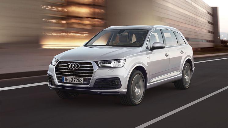 Q7 white front