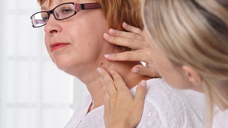 Die Ärztin während eines Hautkrebs-Screenings einer Patientin. Symbolbild: iStock / Albina Gavrilovic