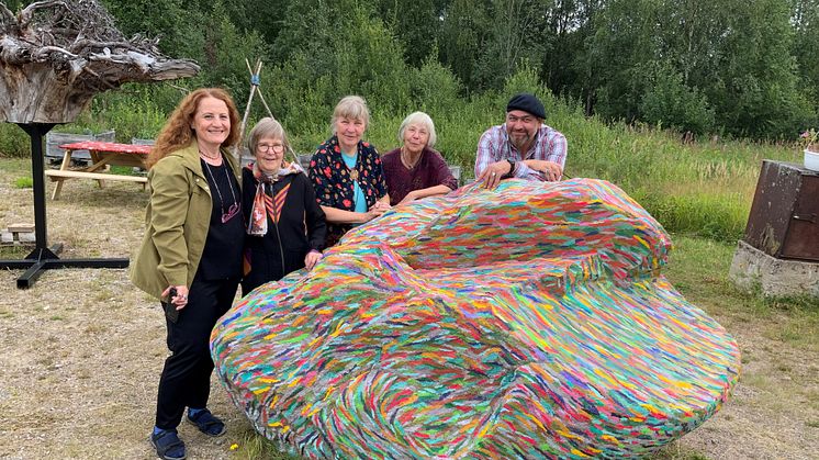 Från vänster: konstnären Sahar Burhan, systrarna Karin, Linnea och Märta Nylund och satirtecknaren Saad Hajo. Foto privat.