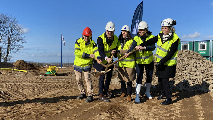 Peter Johansson, projektchef Byggmästarn´ i Skåne, Robin Holmberg (M) KSO, Ingela Sylwander (M) ordförande i nämnden för omsorg och stöd, Pernilla Nevsten, VD Ängelholmslokaler samt Agneta Eklund, 2:a vice ordförande Ängelholmslokaler.