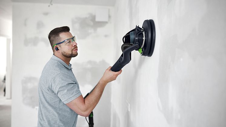 Med en ny langhalssliber vil værktøjsproducenten Festool aflaste arme og ryg for enhver, der giver sig i kast med slibearbejde. Foto: Festool.