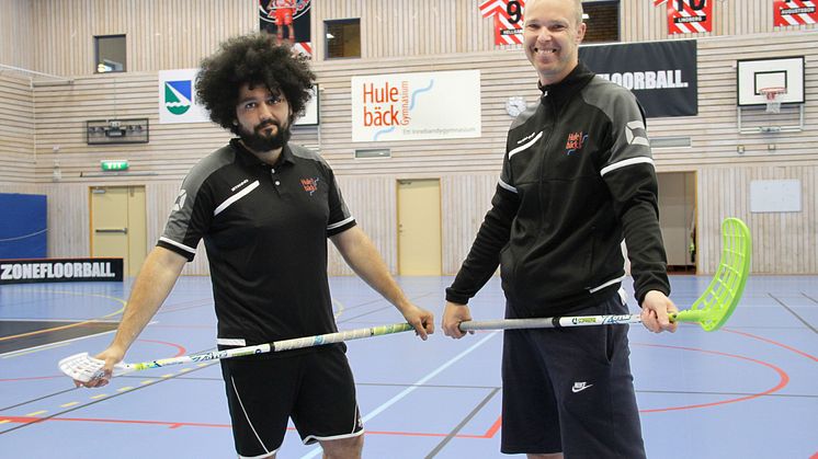 Instruktörerna Mehregan Redjamand och Peter Olsson på Hulebäckgymnasiets nationella idrottsutbildning i innebandy. Foto: Härryda kommun