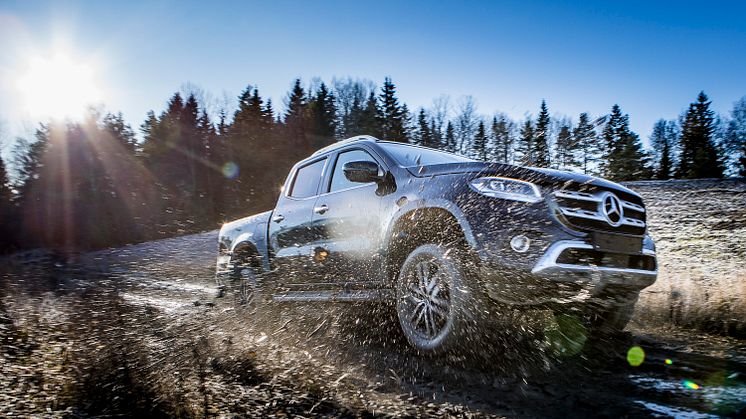 Marknadens första premium-pickup - Mercedes X-Klass fick bekänna färg på leriga skogsvägar under dagens press-event på Trosta Park.