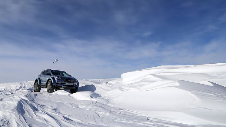 Hyundai Santa Fe - första personbilen att korsa Antarktis.