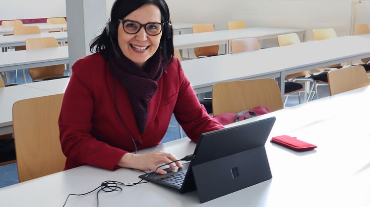 Nähe bieten trotz Social Distancing: HdWM-Präsidentin Prof. Dr. Perizat Daglioglu in der Online-Lehre