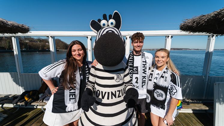 THW Maskottchen Hein Daddel beim Anbaden mit Fans