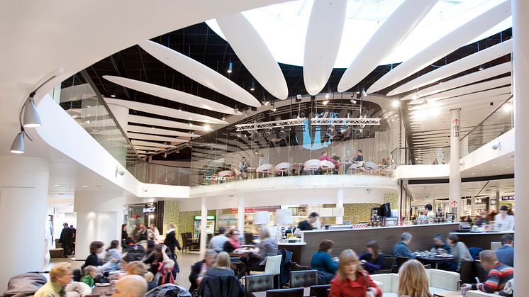Liljeholmstorget byggdes 2009 och är ett exempel på ett modernt stadsdelscentrum, designat för att möta medborgarnas behov av smidiga kommunikationer, shopping, samhällsservice, arbete och rekreation – allt samlat på en och samma plats.