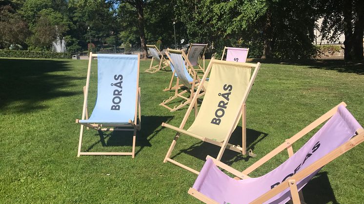 Grattis Borås - solstolar i Stadsparken