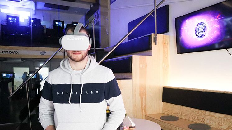 Marcus i VR-glasögon