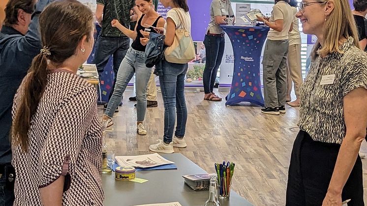 Prof. Dr. Susanne Gerner (im Bild vorne rechts) im Austausch mit Ausstellern bei der Praxisbörse. 