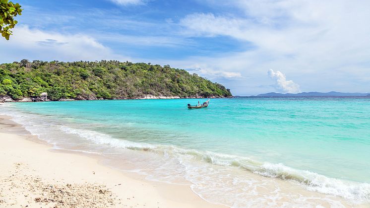 DEST_THAILAND_PHUKET_KO-RACHA-YAI_BATOK-BEACH_shutterstock-premier_326600045_Universal_Within usage period_39874