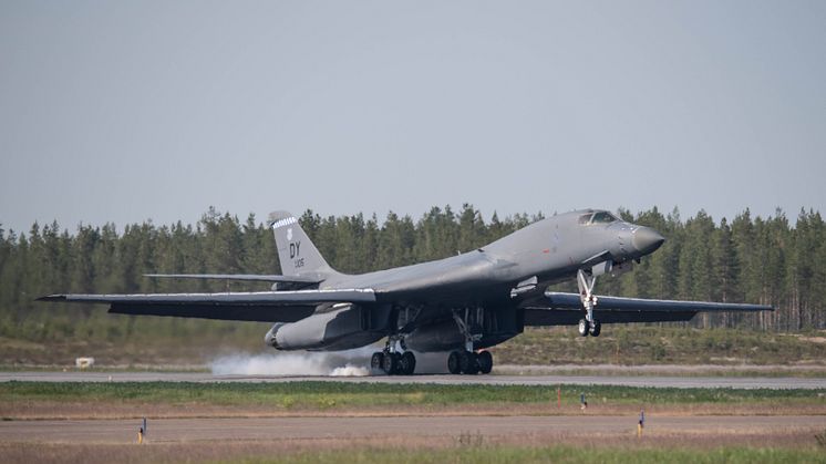 Det första amerikanska bombflygplanet B-1B Lancer landade kl 16.41 på F 21. Foto: Jesper Sundström/Försvarsmakten