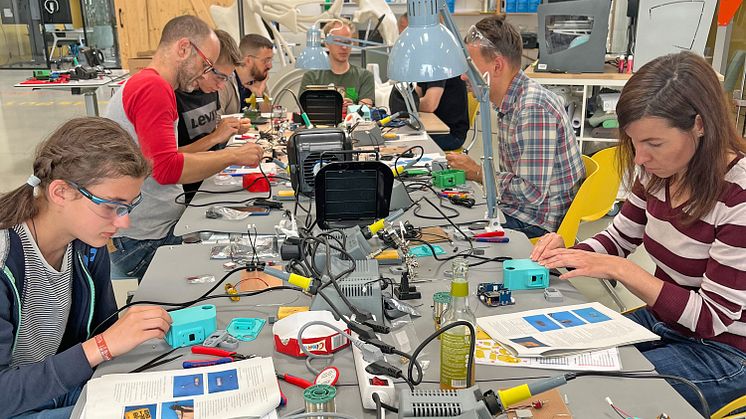 Workshop-Teilnehmende basteln unter Anleitung einen OpenBikeSensor zur Messung des Überholabstands zwischen Auto und Fahrrad. (Bild: Innovation Hub 13)