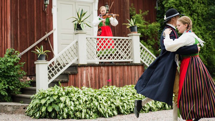STORA HYTTNAS midtsommer Foto Visit Dalarna .jpg