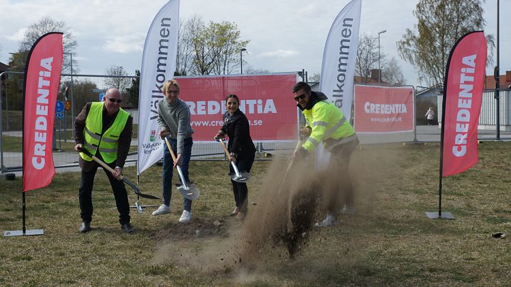 Foto: F.v. Ronny Jansson, VD Credentia, Olle Nordberg, Projektchef Vallentuna kommun. Parisa Liljestrand, kommunstyrelsens ordförande Vallentuna kommun och Marc Micallef, Projektutvecklingschef Credentia.