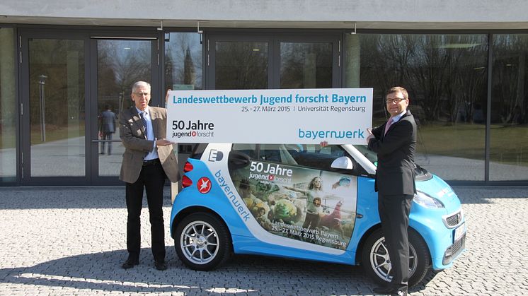 Foto: Uni-Präsident Prof. Dr. Udo Hebel und Reimund Gotzel, Vorstandsvorsitzender der Bayernwerk AG geben den Startschuss zum anstehenden Landeswettbewerb in Regensburg