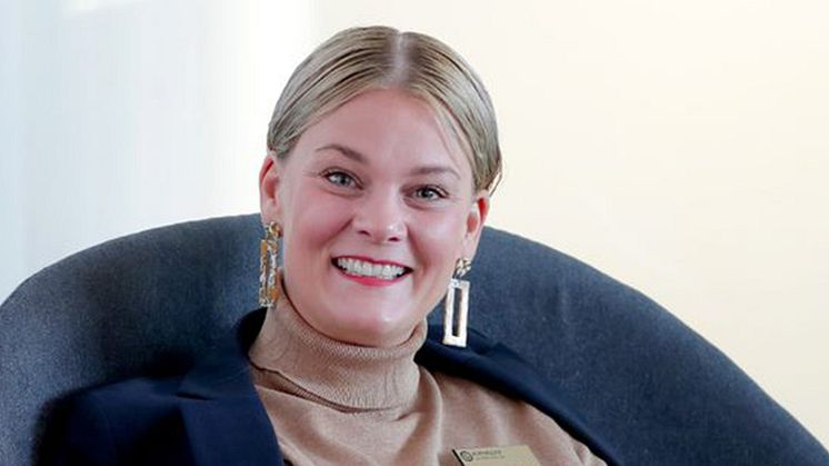Frida Edman, ansvarig Bokmässan i Göteborg, får ta emot Göteborgs Stads förtjänsttecken 2022. / Foto: Karina Ljungdahl.