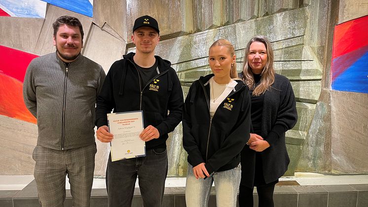 I mitten, Rasmus Bellung och Kajsa Ljunglöf, representanter från Krigsflygfält 16, tog emot diplom av Robert Halvarsson kultur- och fritidsnämndens ordförande och Anna Åberg, kultur och bibliotekschef. ©Inger Sitter/Bildupphovsrätt 2024