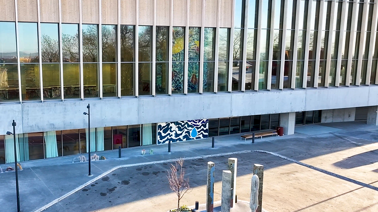 Ny kunst til det nye Tøyenbadet: I forkant ser vi skulpturene til Sverre Gullesen. Nederst på veggen ute og på veggen på innsiden, ser vi veggkunsten med tittelen "Vektløs" av Ida Madsen Følling.