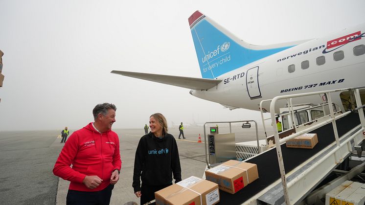 Från vänster_Norwegians koncernch Geir Karlsen och UNICEF Norges generalsekreterare Maria Greenberg Bergheim lastar planet på Kastrup före avgång till Sierra Leone.jpg