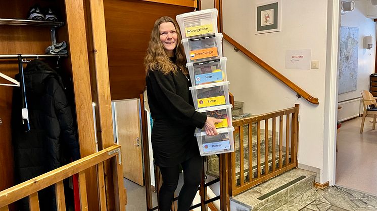 Louise Nilsson har delat ut 300 lådor med material om våra nationella minoriteter.