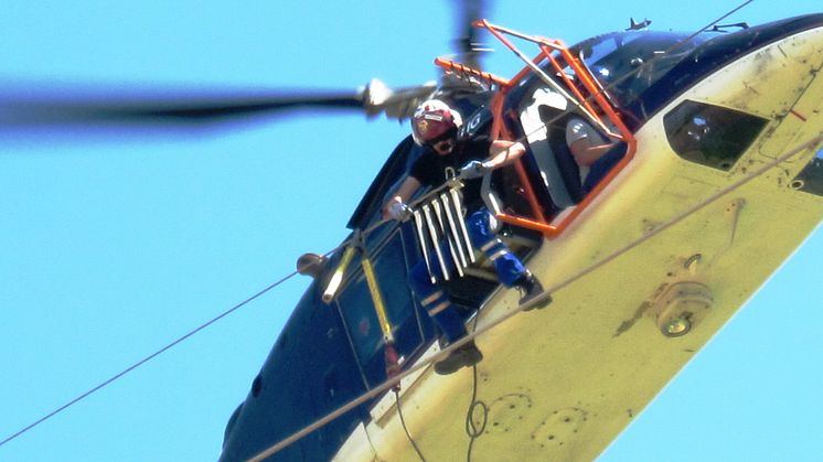 Vogelschutz: Helikoptereinsatz zur Montage von Vogelschutzfahnen auf Hochspannungsmasten