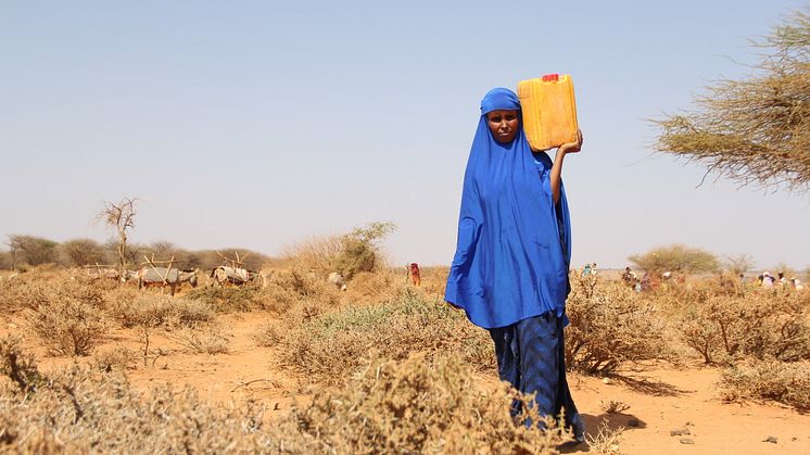 Åttabarnsmamman Hoodo bär hem vatten från Rädda Barnens vattendistribution utanför Burao, Somaliland. Foto:Rädda Barnen 