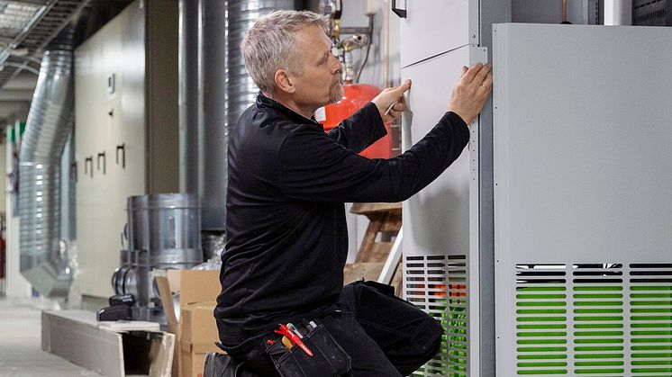 Christian Merlid, GeTel, vid ett av de inklädda kabinetten, Newtec-produkten som spar tid, arbete och kostnader..