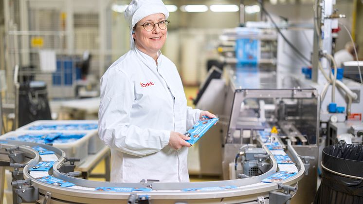 "Pilotoimme keväällä 2025 paperipohjaista pakkausta Panda Maitosuklaassa kerätäksemme kokemuksia uudesta ratkaisusta”, kertoo Orkla Snacksin pakkauskehittäjä Arja Laitinen.