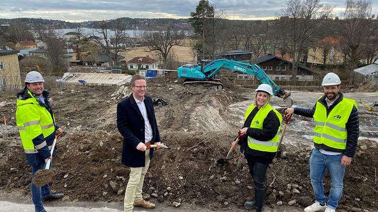 Ett symboliskt första spadtag av Jakob Ljunggren, Affärschef på Midroc Properties, Fredrik Vinstock (M), Ordförande Miljö- och stadsbyggnadsnämnden Lidingö samt bostadsköparna Ebba och Fredric Nilsson.