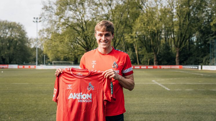 Timo Hübers, Spieler des 1. FC Köln, präsentiert das eigens für den Inklusionsspieltag entworfene Trikot mit Logo der Aktion Mensch 