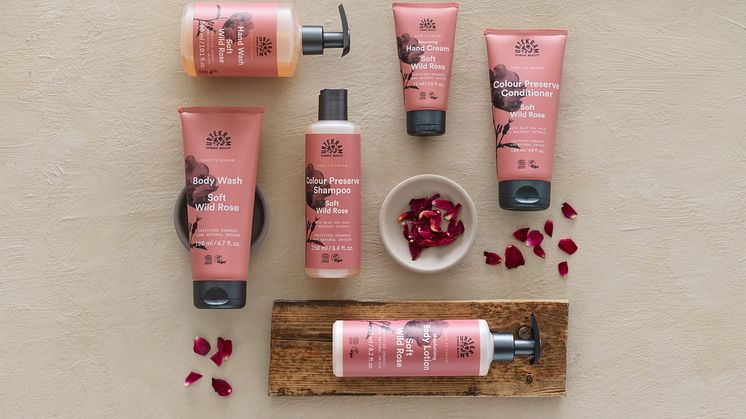 Urtekrams nya serie Dare to Dream är vegansk, med ingredienser av naturligt ursprung och med en underbar doft av solvarma vilda nyponrosor i full blom. Certifierad av Ecocert Cosmos Organic.