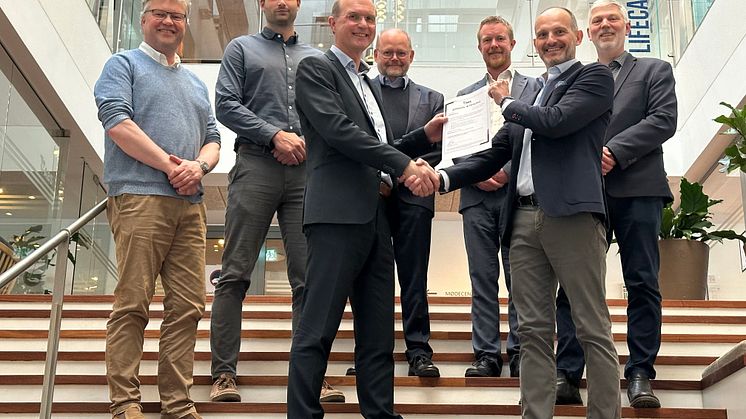 Ken Wesnæs, CEO CarbonCuts, receives the Approval in Principle certificate for the proposed CO2 barge design, from ABS, American Bureau of Shipping .