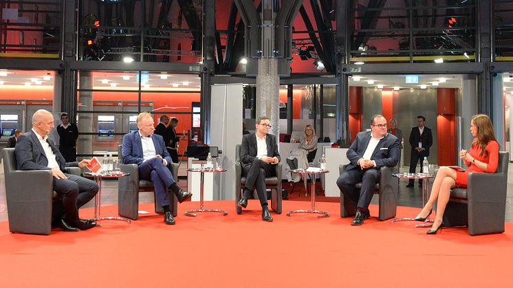 V.l.n.r.: Stefan Hattenkofer, Prof. Clemens Fuest, Dr. Ulrich Kater, Clemens Baumgärtner und Moderatorin Susanne Schöne im Gespräch.