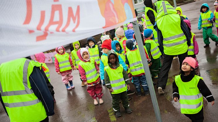 Baklängesmarschen går förstås från mål till start.