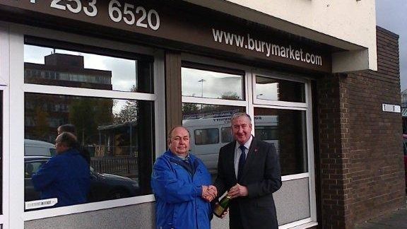 Champagne gift for 1,000th coach driver to Bury Market