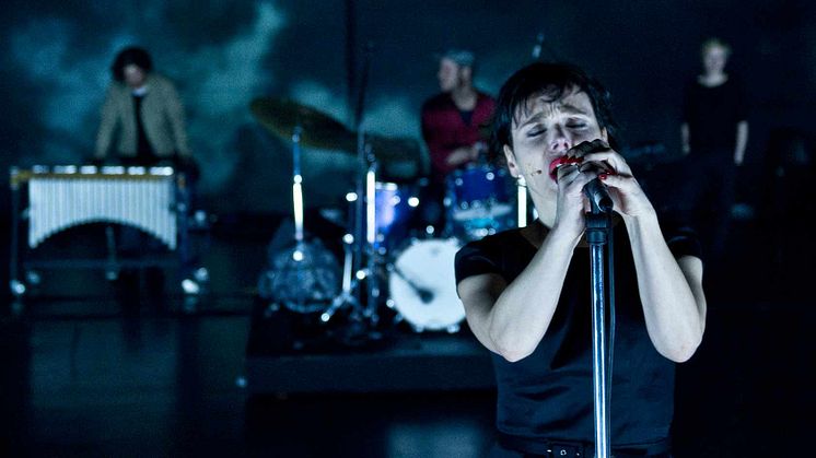 Eirik Stubøs Sorga kler Elektra blandar familietragedie med liveframførte jazzlåtar med band på scenen. Foto: Erik Berg.