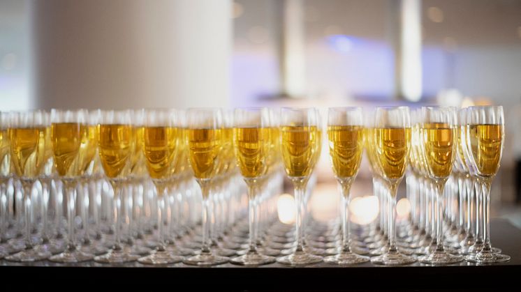 En annorlunda examen i år utan något firande på plats på Brobygrafiska. Obs! bubblet på bild är alkoholfritt.