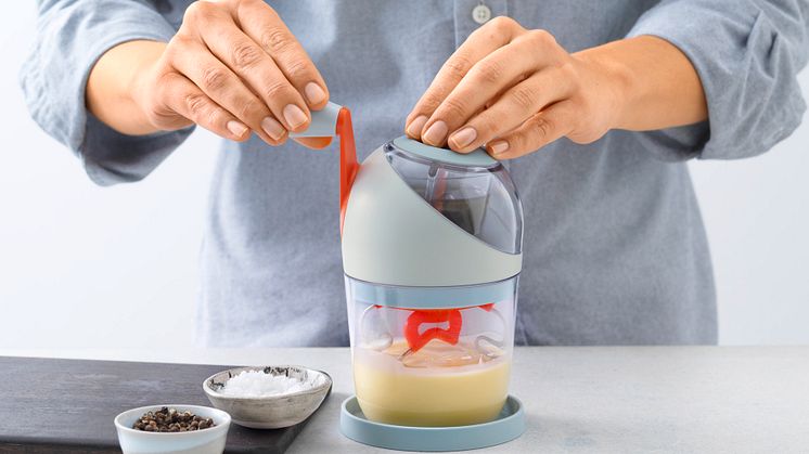 Såsblandaren vispar ihop ingredienserna samtidigt som du vevar.
