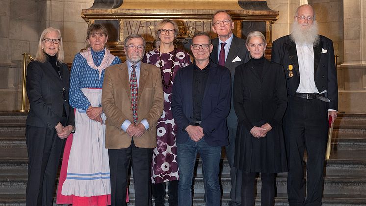 Från vänster: Ulla-Karin Warberg, Britt-Marie Borgström, Sören Klingnéus, Sanne Houby-Nielsen, styresman för Stiftelsen Nordiska museet, Samuel Thelin, Mats Guldbrand, Susanne Beckmann och Lars Gahrn. Foto: Nordiska museet.