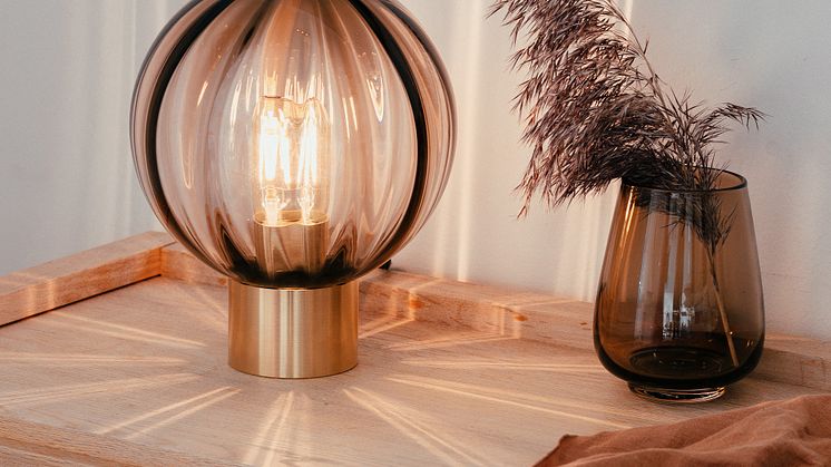 Nyhet - krystallkule bordlampe med messing sokkel