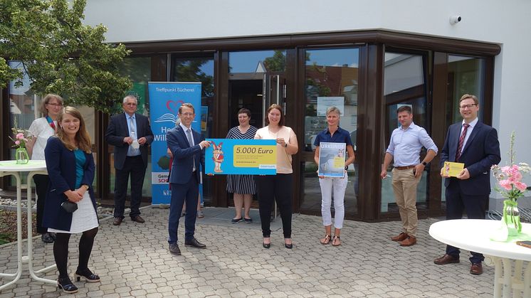 Ausgezeichnete Auswahl: 5.000 Euro bekam die Gemeindebücherei Schwarzenfeld vom Bayernwerk für ihre fortlaufend gute Arbeit in den Bereichen Kinder- und Jugendbuch.