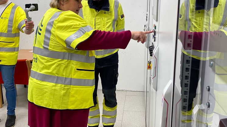 Statsminister Erna Solberg starter kraftverket.jpg