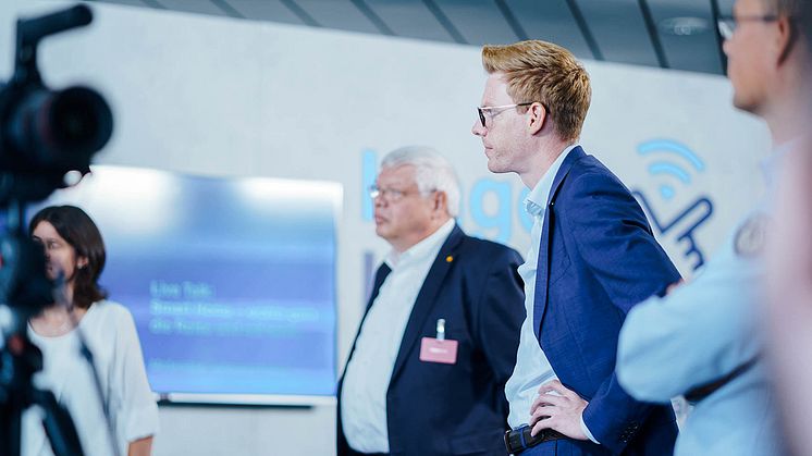 Teilnehmer des Experten-Talks "Smart Home": Christoph Hansen (Vizepräsident ZVEH) und Fabian Müller (Hager)
