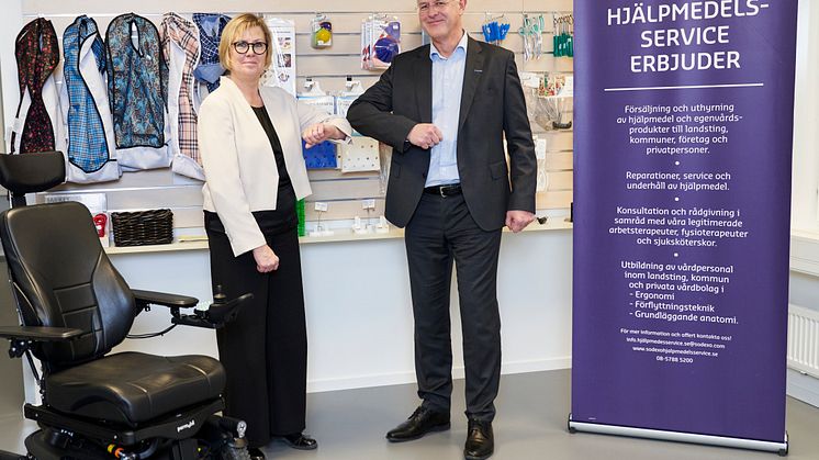Armbågshälsning Bengt Thorsson, vd Permobil, och Lena Jansson, Distriktschef Sodexo 