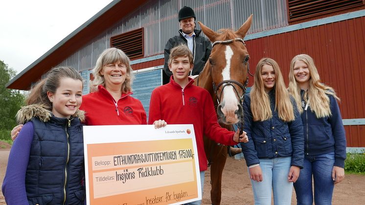 Julia, Louise, Tim, Elvira och Alma från Insjöns Ridklubb har tagit emot 175.000 kronor från Leksands Sparbank för att bygga ut ridhuset. På hästen Stina sitter Bo Liljegren, VD på Leksands Sparbank.