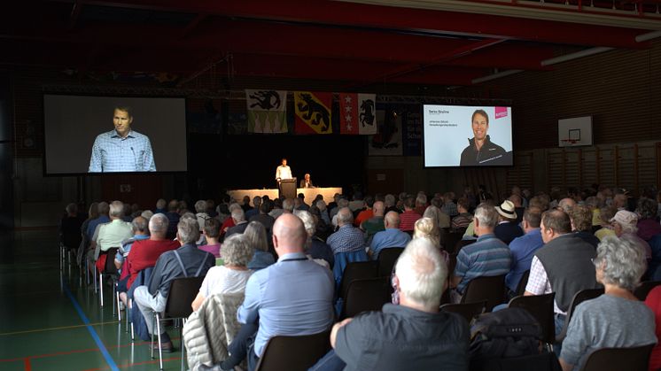 Verwaltungsratspräsident Johannes Stöckli und Direktor Christoph Egger führten durch die 61. Generalversammlung der Schilthornbahn AG im Alpinen Sportzentrum Mürren